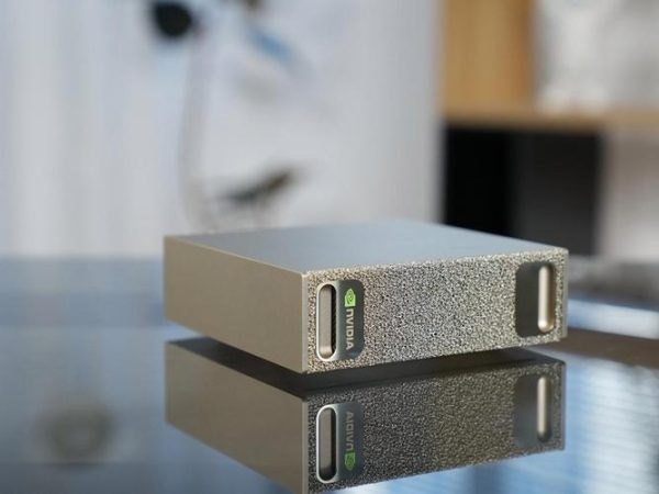 AI 干活不烧钱了：Perplexity 联手英伟达，把 AI 搬回你的电脑