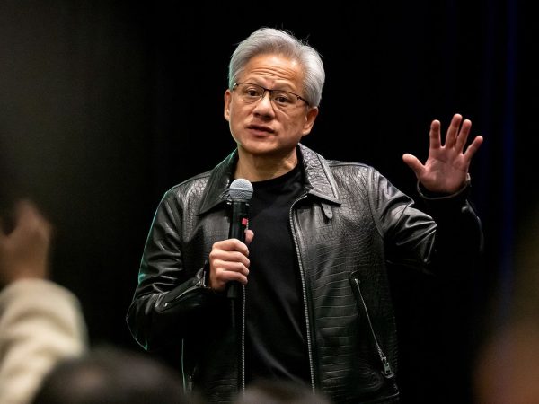 黄仁勋发飙了：别整天装上帝，AI根本不会抢你饭碗