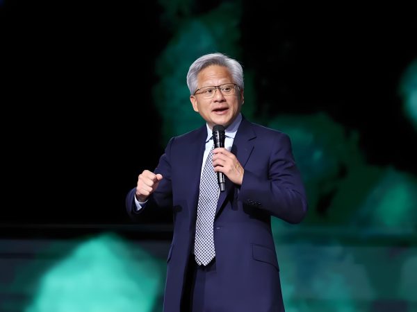 英伟达一个季度赚962亿美元，黄仁勋说：AI开始赚钱了