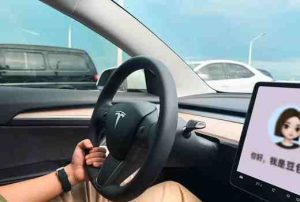 马斯克的车，装上了字节的AI