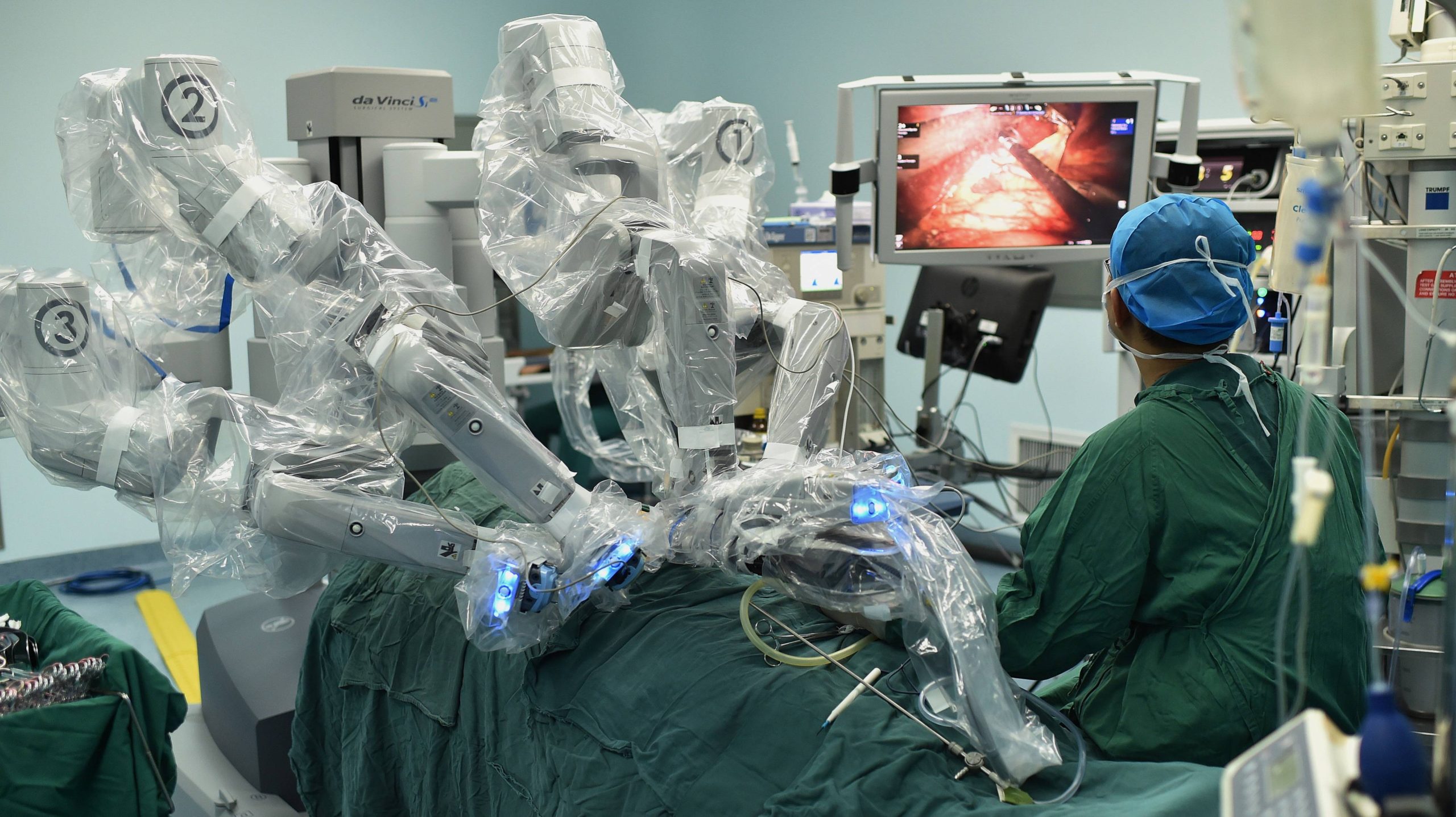 AI机器人给心脏”补洞”，全球首例：48岁大哥不用开胸了