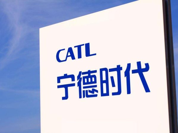 电池大王砸出106亿，全投给了AI和机器人：宁德时代在赌什么？
